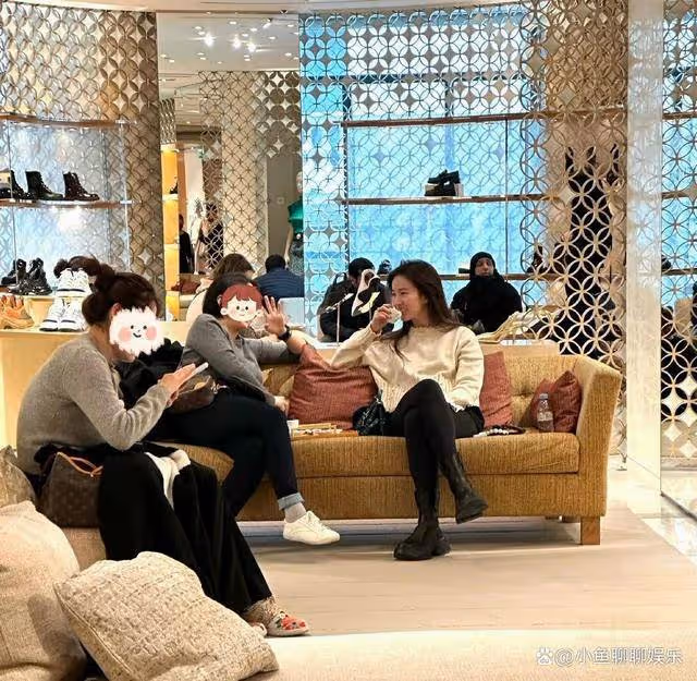 網友巴黎偶遇劉亦菲,素顏逛街被贊皮膚能掐出水,嫩得像高中生