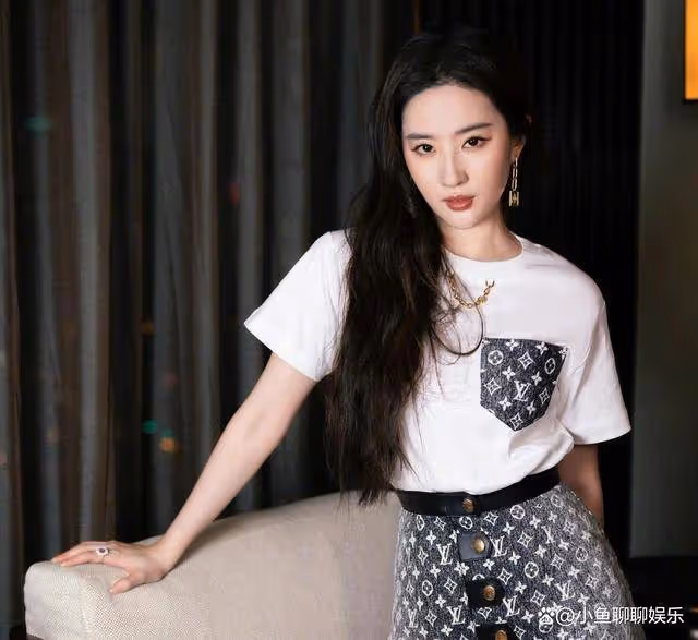 網友巴黎偶遇劉亦菲,素顏逛街被贊皮膚能掐出水,嫩得像高中生