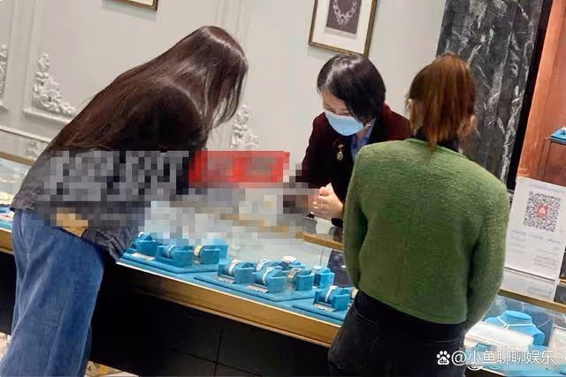 網友巴黎偶遇劉亦菲,素顏逛街被贊皮膚能掐出水,嫩得像高中生