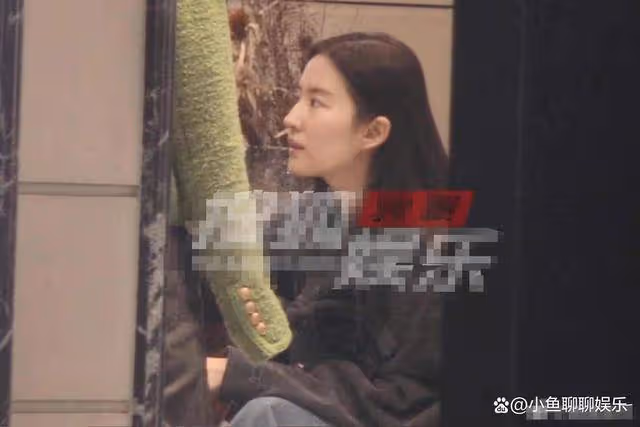 網友巴黎偶遇劉亦菲,素顏逛街被贊皮膚能掐出水,嫩得像高中生