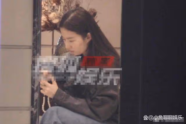 網友巴黎偶遇劉亦菲,素顏逛街被贊皮膚能掐出水,嫩得像高中生