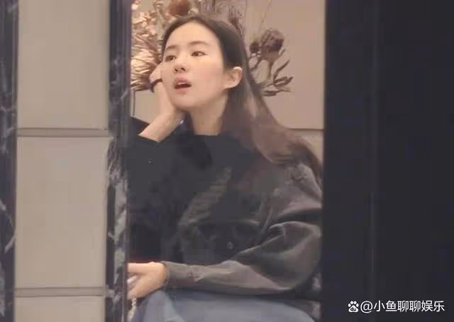 網友巴黎偶遇劉亦菲,素顏逛街被贊皮膚能掐出水,嫩得像高中生