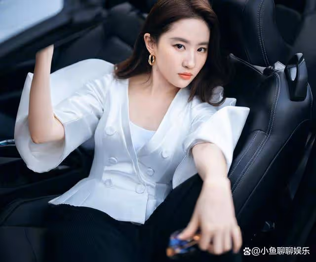 網友巴黎偶遇劉亦菲,素顏逛街被贊皮膚能掐出水,嫩得像高中生