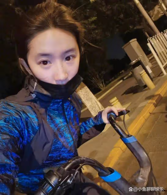 網友巴黎偶遇劉亦菲,素顏逛街被贊皮膚能掐出水,嫩得像高中生