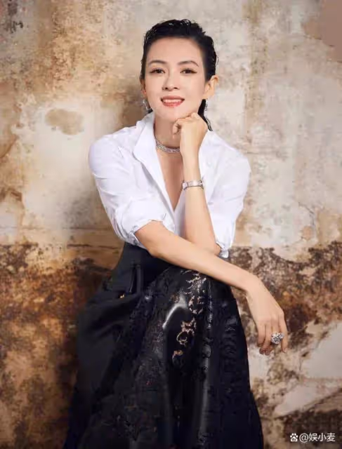 白襯衫可以,黑皮裙有點拉低顏值,汪峰也不給老婆買一身好看衣服