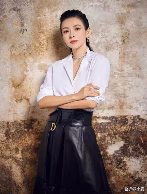 白襯衫可以,黑皮裙有點拉低顏值,汪峰也不給老婆買一身好看衣服