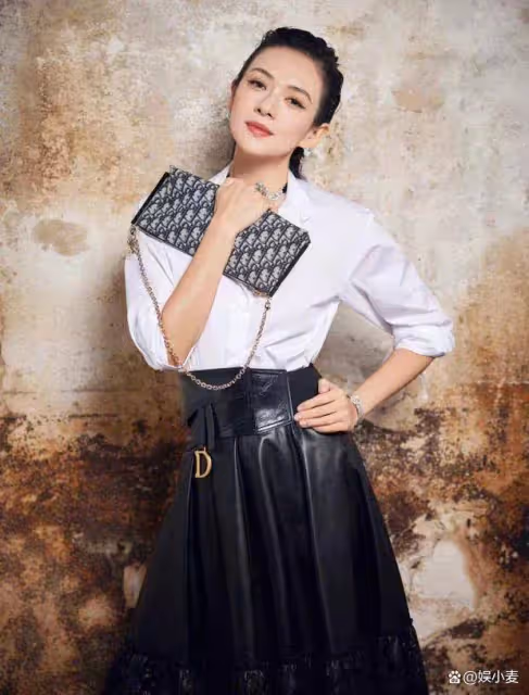 白襯衫可以,黑皮裙有點拉低顏值,汪峰也不給老婆買一身好看衣服