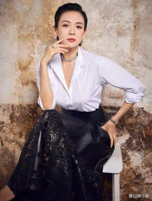 白襯衫可以,黑皮裙有點拉低顏值,汪峰也不給老婆買一身好看衣服