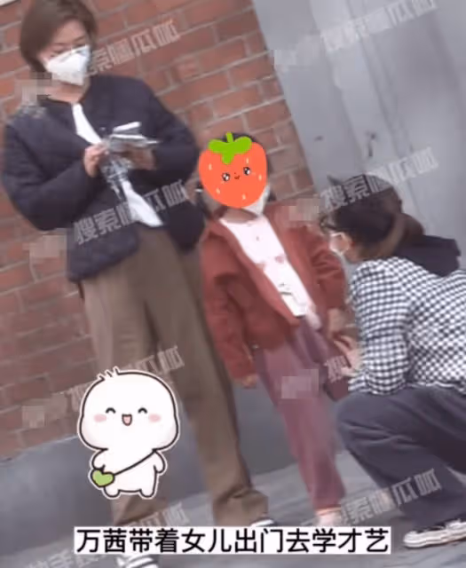 萬茜帶女兒出門學藝,小姑娘扎羊角辮身高超媽媽腰部,愛粘著爸爸