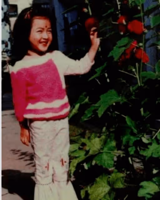 萬茜帶女兒出門學藝,小姑娘扎羊角辮身高超媽媽腰部,愛粘著爸爸