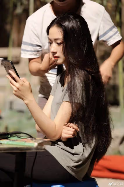 萬茜帶女兒出門學藝,小姑娘扎羊角辮身高超媽媽腰部,愛粘著爸爸