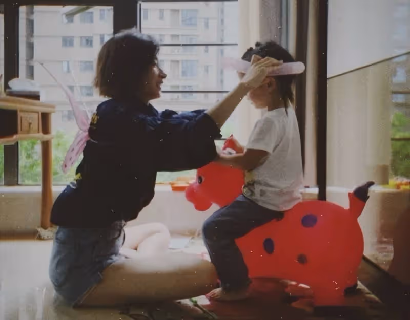 萬茜帶女兒出門學藝,小姑娘扎羊角辮身高超媽媽腰部,愛粘著爸爸