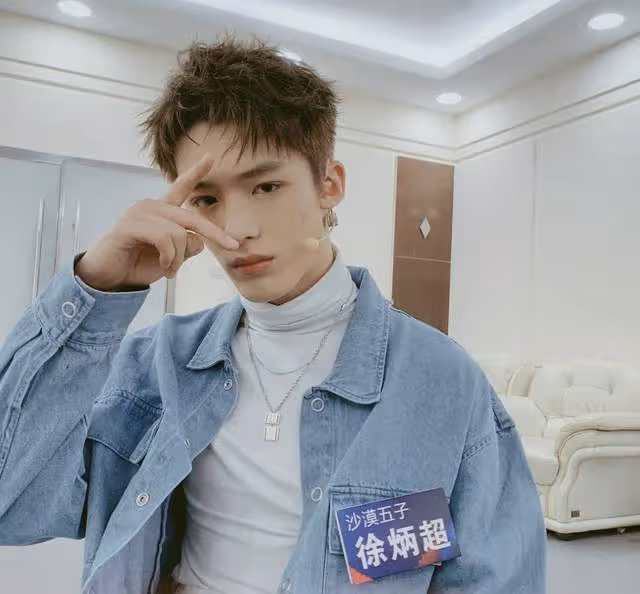 25歲男星退圈半年轉行賣包子,推三輪車獨自擺攤,自食其力太充實