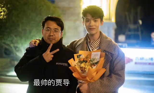 25歲男星退圈半年轉行賣包子,推三輪車獨自擺攤,自食其力太充實