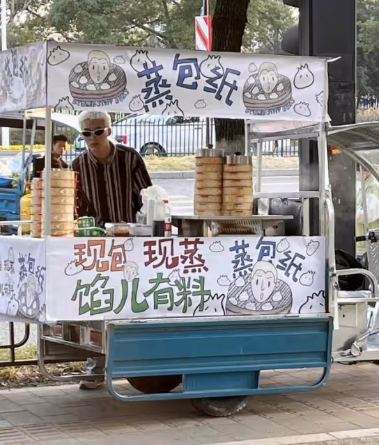 25歲男星退圈半年轉行賣包子,推三輪車獨自擺攤,自食其力太充實
