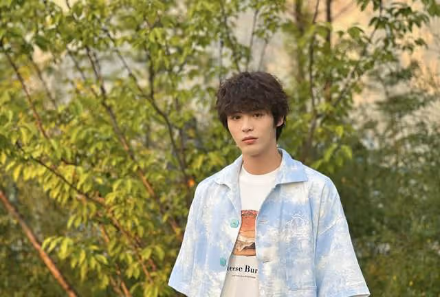 25歲男星退圈半年轉行賣包子,推三輪車獨自擺攤,自食其力太充實
