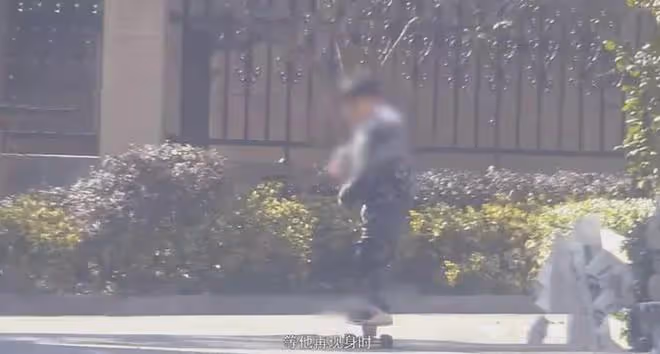 46歲張頌文神秘妻兒罕見現身,老婆年輕氣質佳,兒子玩滑板超帥氣