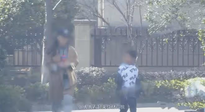 46歲張頌文神秘妻兒罕見現身,老婆年輕氣質佳,兒子玩滑板超帥氣