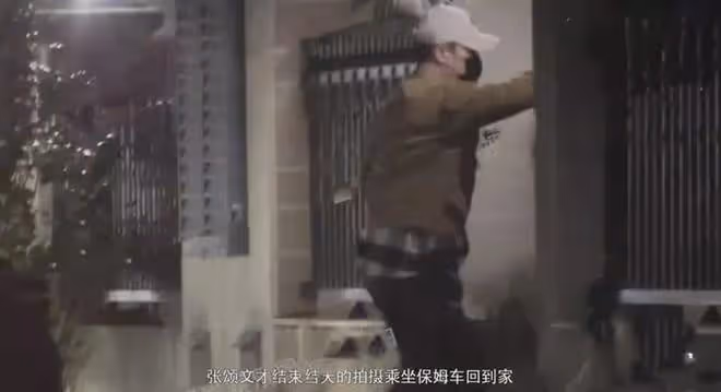 46歲張頌文神秘妻兒罕見現身,老婆年輕氣質佳,兒子玩滑板超帥氣