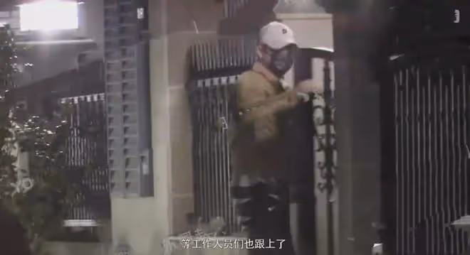 46歲張頌文神秘妻兒罕見現身,老婆年輕氣質佳,兒子玩滑板超帥氣