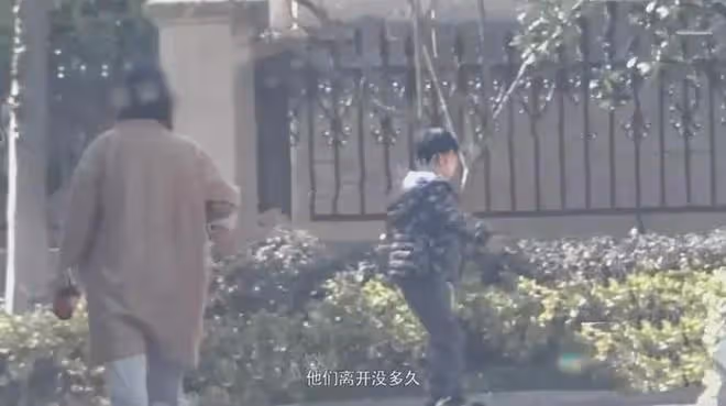 46歲張頌文神秘妻兒罕見現身,老婆年輕氣質佳,兒子玩滑板超帥氣