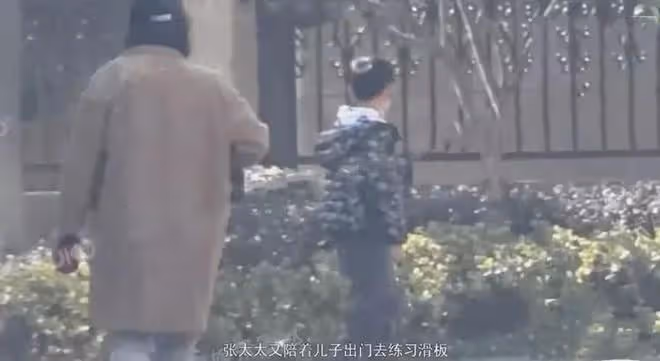 46歲張頌文神秘妻兒罕見現身,老婆年輕氣質佳,兒子玩滑板超帥氣