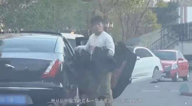 46歲張頌文神秘妻兒罕見現身,老婆年輕氣質佳,兒子玩滑板超帥氣
