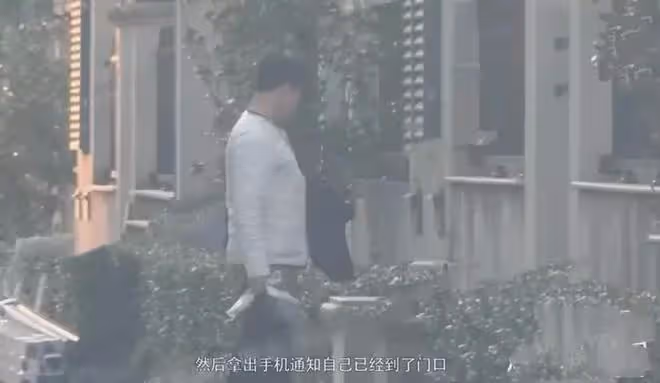46歲張頌文神秘妻兒罕見現身,老婆年輕氣質佳,兒子玩滑板超帥氣