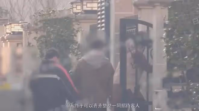 46歲張頌文神秘妻兒罕見現身,老婆年輕氣質佳,兒子玩滑板超帥氣