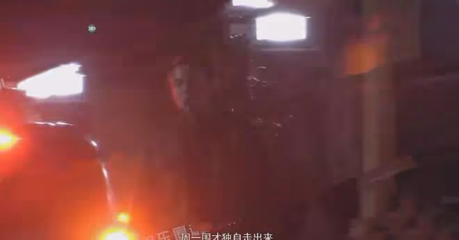 46歲張頌文神秘妻兒罕見現身,老婆年輕氣質佳,兒子玩滑板超帥氣