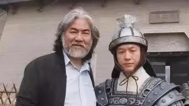 46歲張頌文神秘妻兒罕見現身,老婆年輕氣質佳,兒子玩滑板超帥氣
