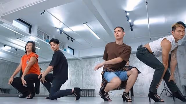 TVB知名男星穿高跟鞋跳舞!擺出嫵媚姿勢博眼球,網友直呼辣眼睛