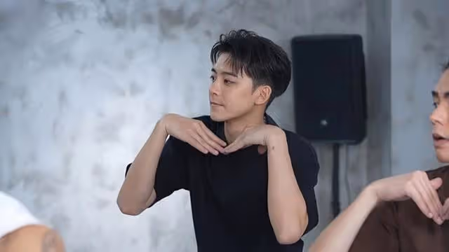 TVB知名男星穿高跟鞋跳舞!擺出嫵媚姿勢博眼球,網友直呼辣眼睛