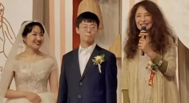 59歲演員李勤勤在商場跳恰恰舞,素顏出鏡動作激情,被贊好接地氣