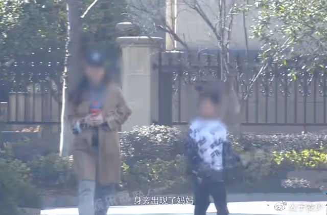 張頌文妻兒罕露面!陪兒子練滑板,妻子顏值高,買菜招待「唐小龍」