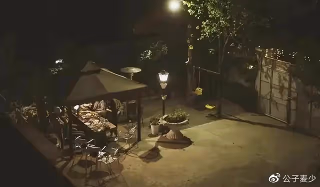 張頌文妻兒罕露面!陪兒子練滑板,妻子顏值高,買菜招待「唐小龍」
