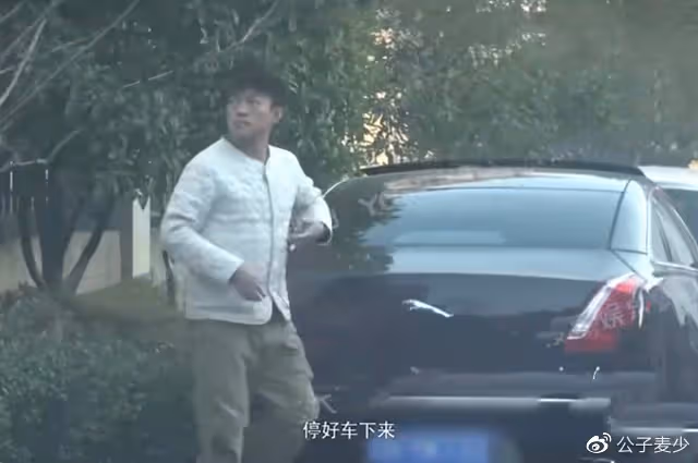 張頌文妻兒罕露面!陪兒子練滑板,妻子顏值高,買菜招待「唐小龍」