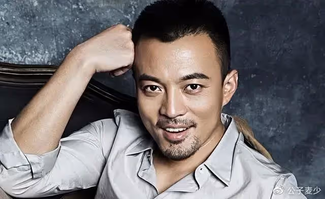 張頌文妻兒罕露面!陪兒子練滑板,妻子顏值高,買菜招待「唐小龍」