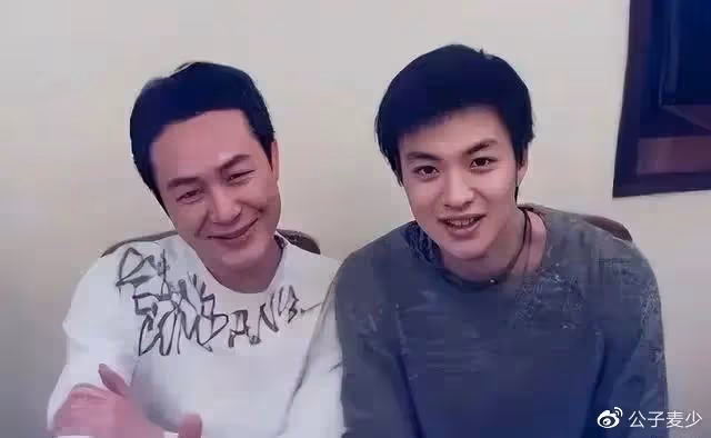 張頌文妻兒罕露面!陪兒子練滑板,妻子顏值高,買菜招待「唐小龍」