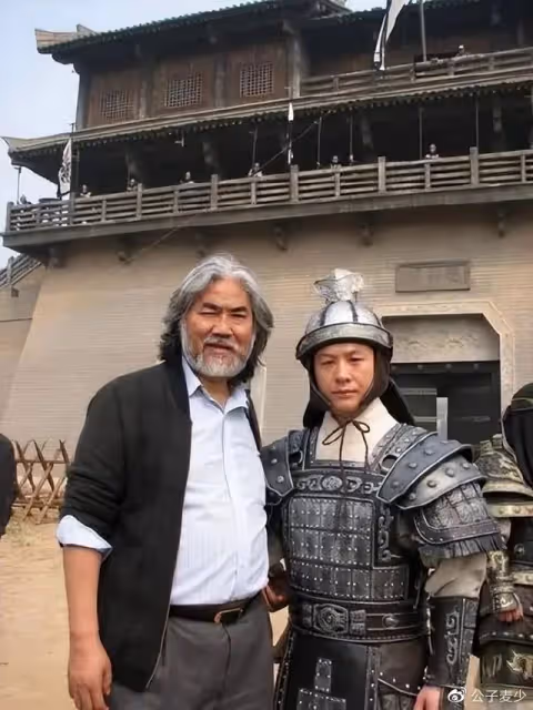 張頌文妻兒罕露面!陪兒子練滑板,妻子顏值高,買菜招待「唐小龍」