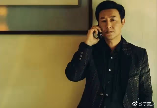 張頌文妻兒罕露面!陪兒子練滑板,妻子顏值高,買菜招待「唐小龍」
