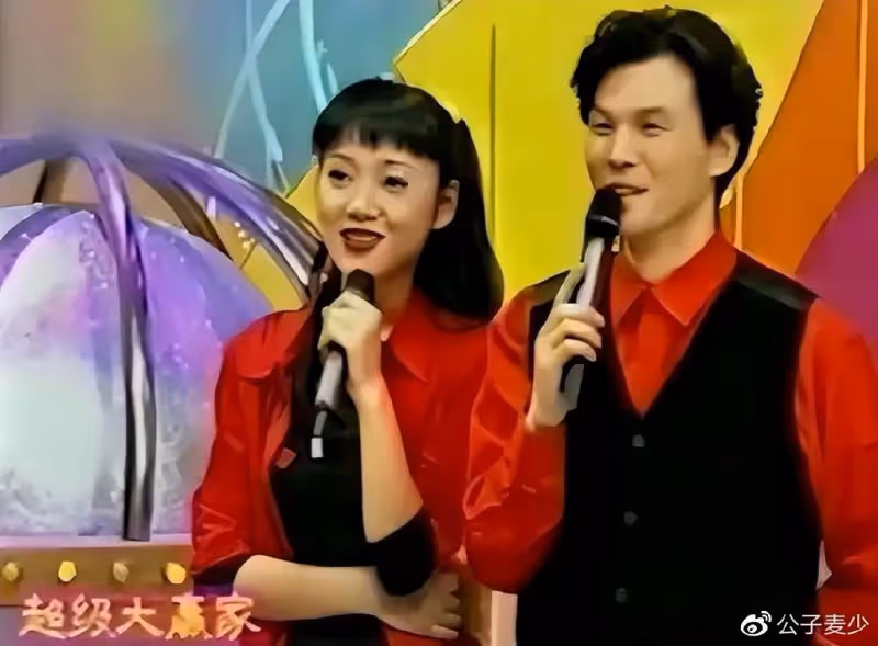 主持人周群老公疑曝光!嘴凸牙齙身形高大,郭德綱落魄時的貴人