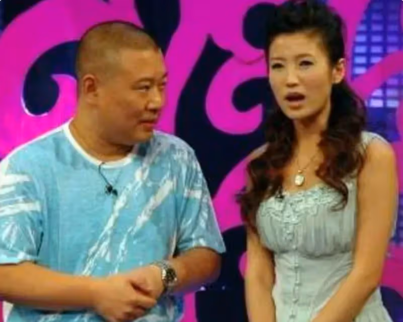 主持人周群老公疑曝光!嘴凸牙齙身形高大,郭德綱落魄時的貴人