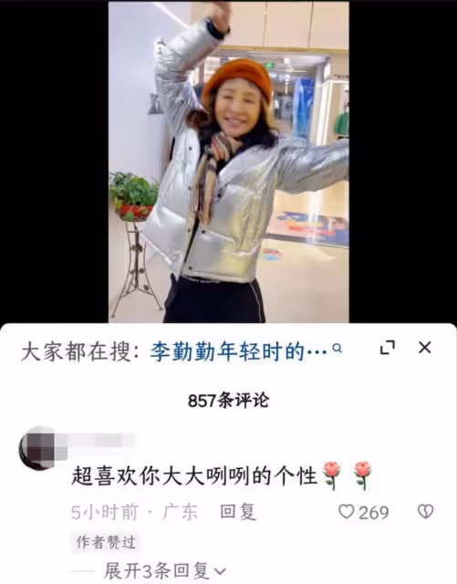 59歲李勤勤現身商場大方跳舞,素顏出鏡一臉陶醉,被贊接地氣