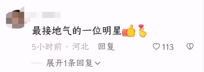 59歲李勤勤現身商場大方跳舞,素顏出鏡一臉陶醉,被贊接地氣