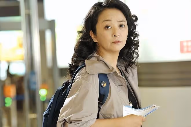 59歲李勤勤現身商場大方跳舞,素顏出鏡一臉陶醉,被贊接地氣