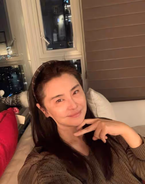 56歲王祖賢素顏露面!獨坐溫哥華公園仍少女,打扮簡樸腳穿花襪子