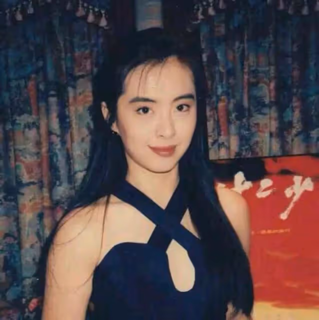 56歲王祖賢素顏露面!獨坐溫哥華公園仍少女,打扮簡樸腳穿花襪子