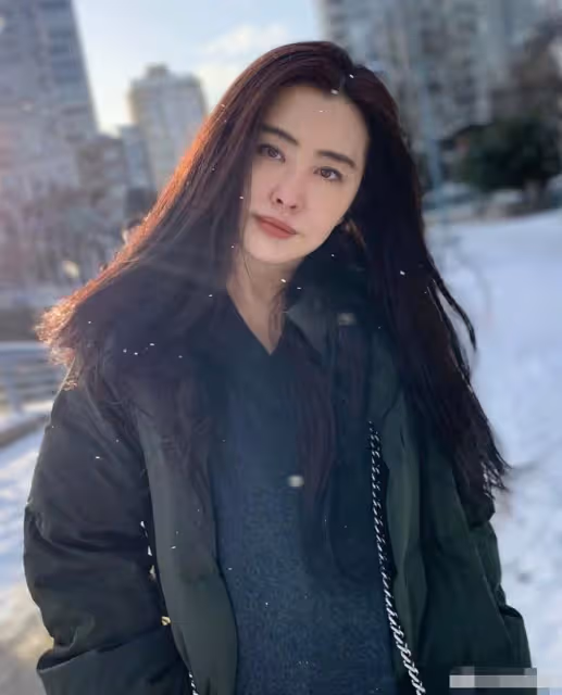 56歲王祖賢素顏露面!獨坐溫哥華公園仍少女,打扮簡樸腳穿花襪子