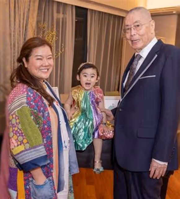 劉詩昆84歲大壽笑開懷,2歲女兒跳舞助興,46歲妻子送四層蛋糕
